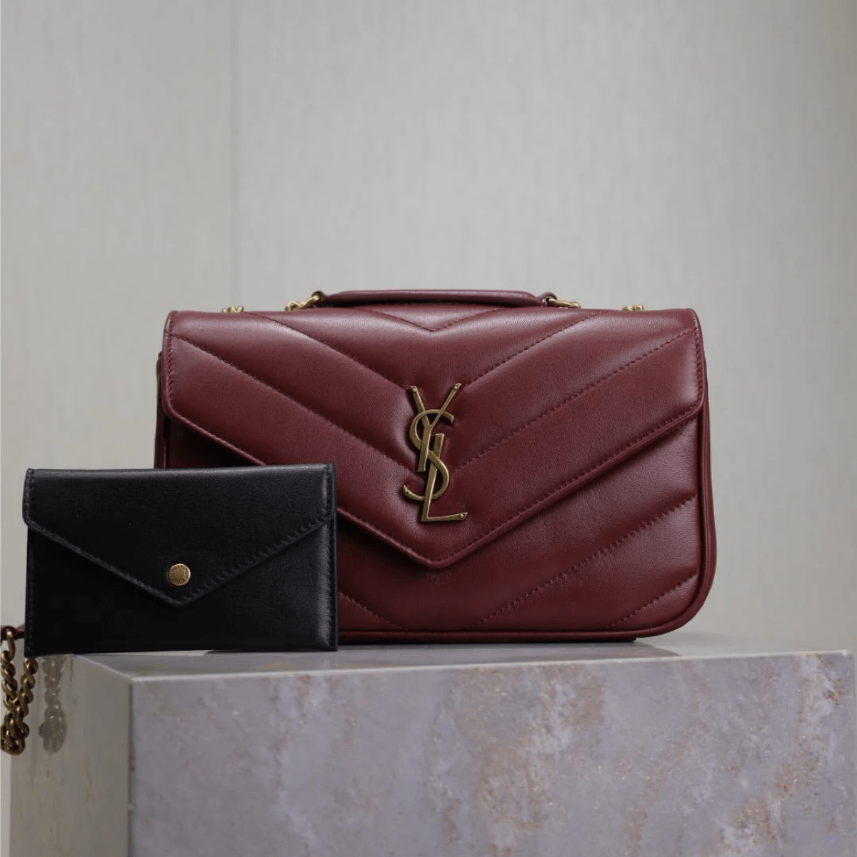 Saint Laurent – Loulou Small Matelassé Lammledertasche in Bordeaux