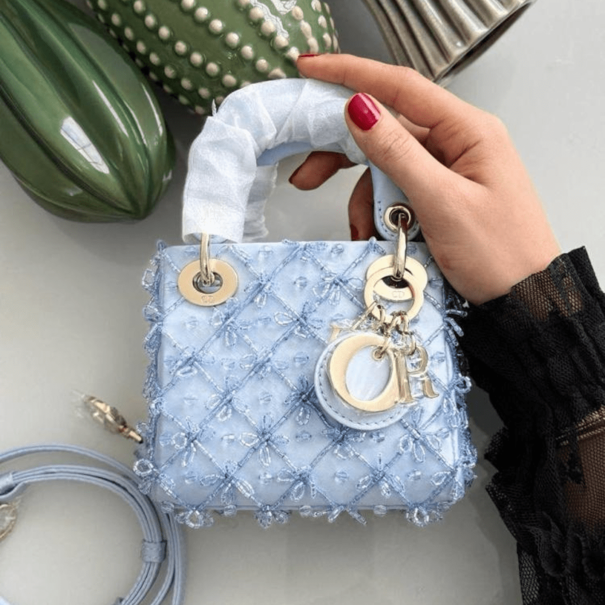 Lady Dior Micro-Tasche bestickt in Blau