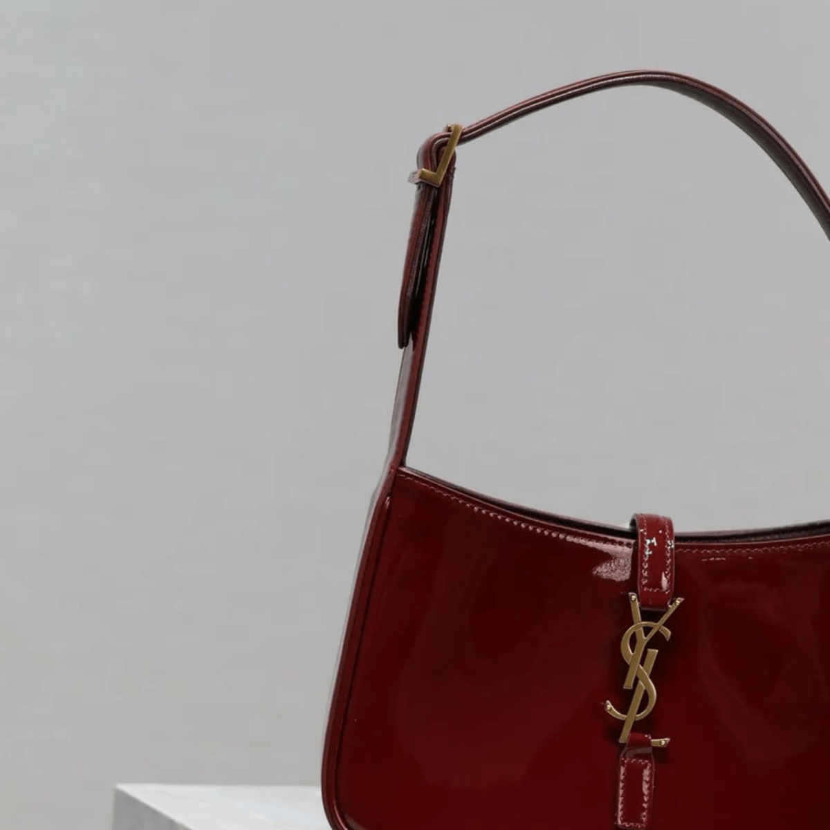 Yves Saint Laurent – Le 5 à 7 Tasche aus Lackleder