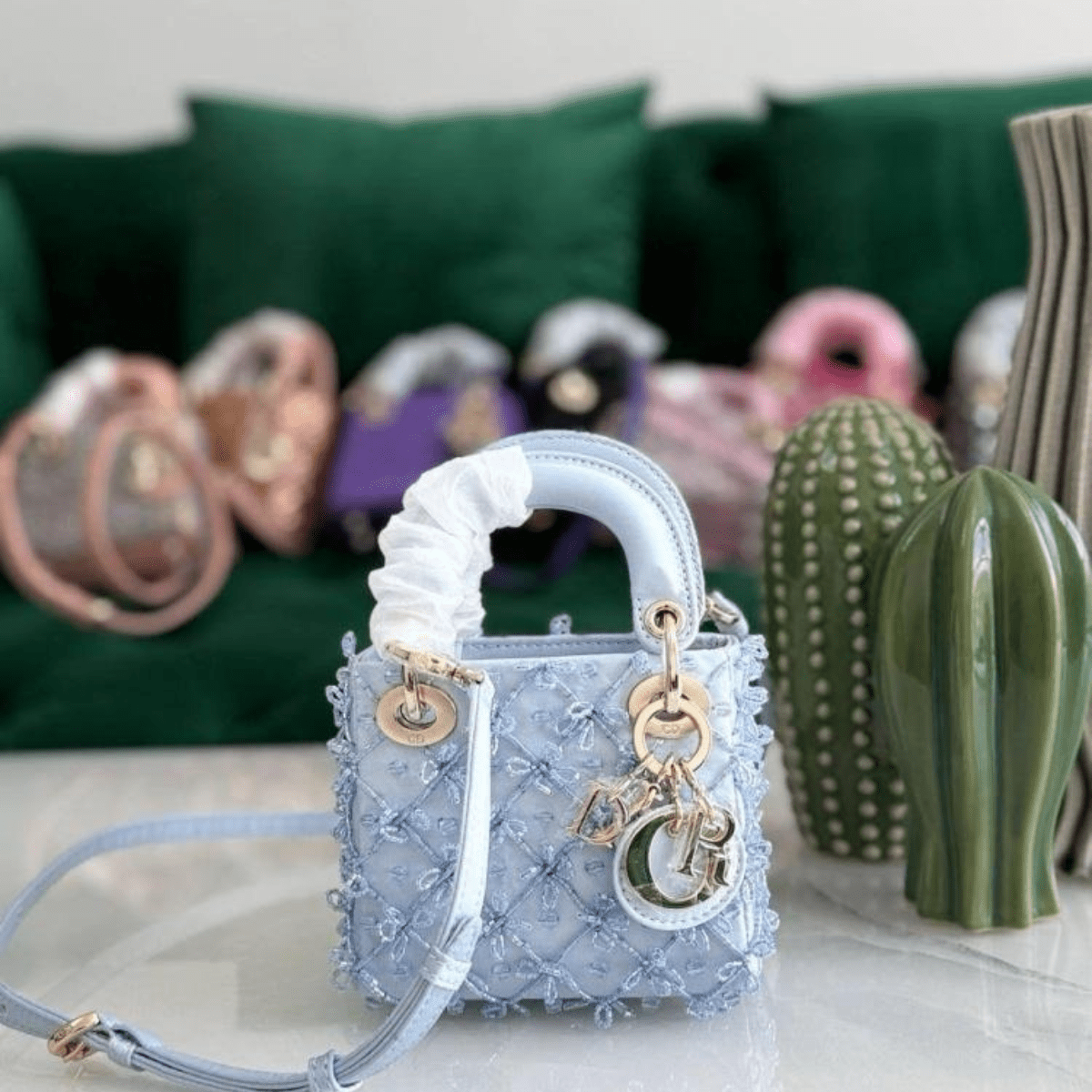 Lady Dior Micro-Tasche bestickt in Blau