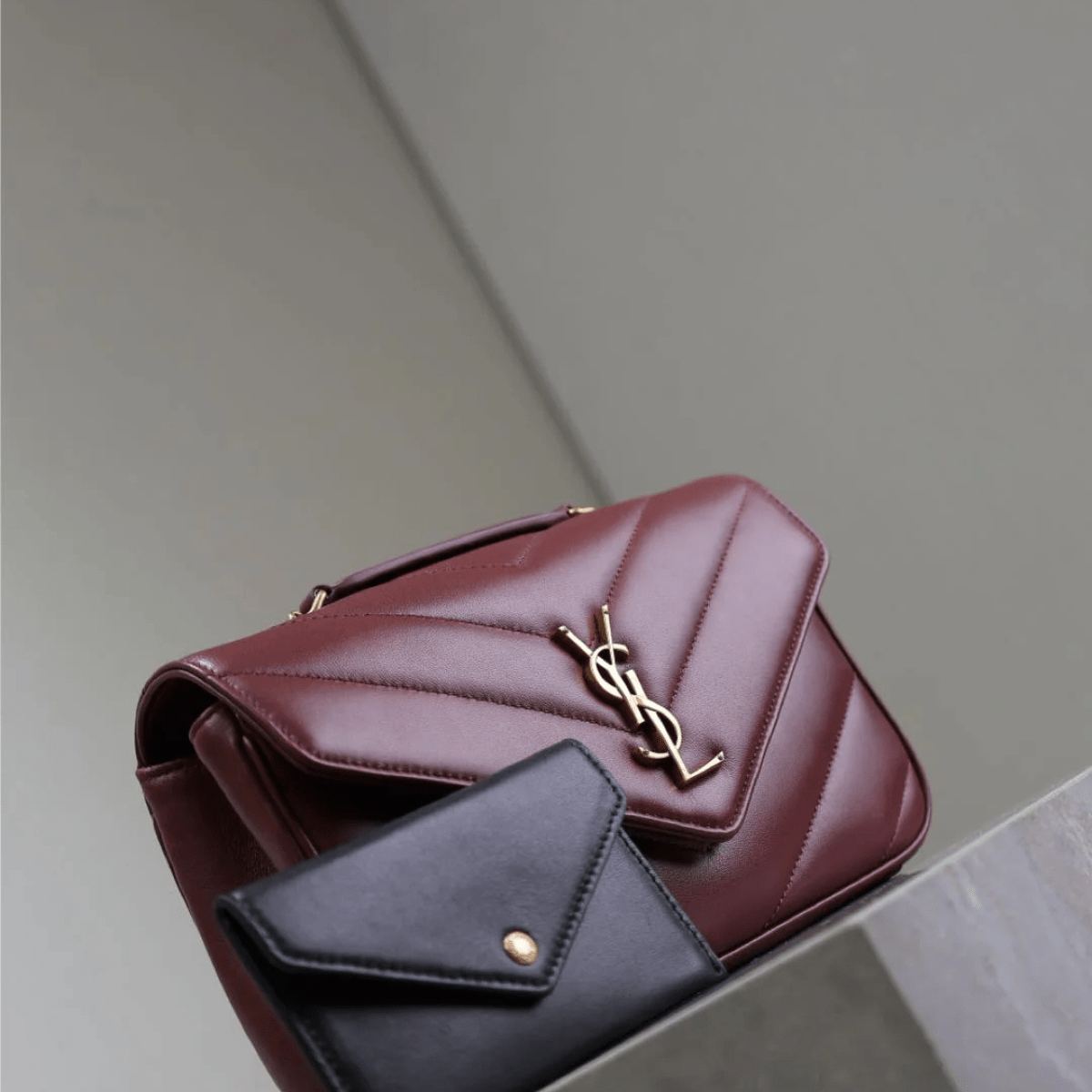 Saint Laurent – Loulou Small Matelassé Lammledertasche in Bordeaux