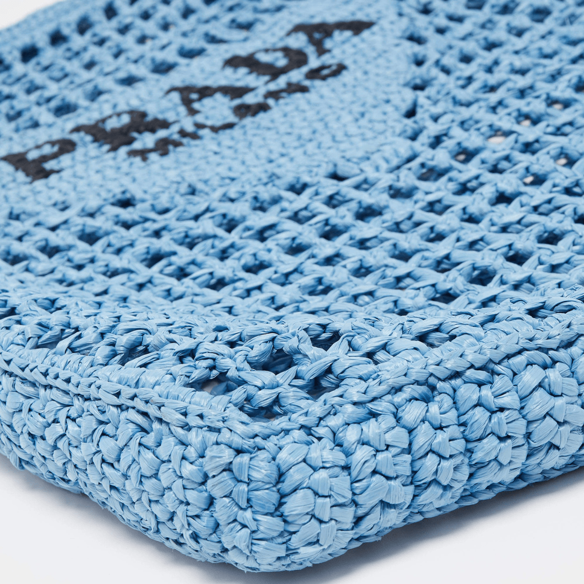 Prada – Shopper Bag aus Raffia mit gewebtem Logo (Blau)