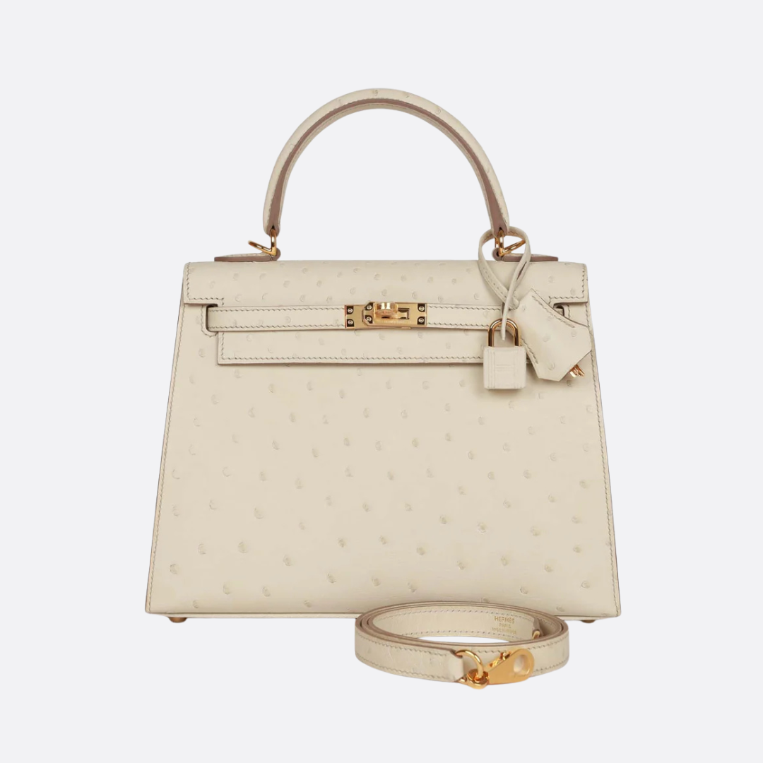 Hermès Kelly 25 in Beton Straußenleder mit goldener Hardware