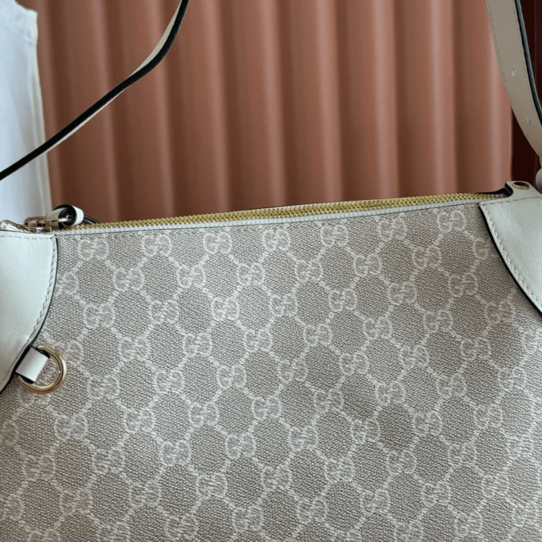 Kleine GG-Emblem-Schultertasche