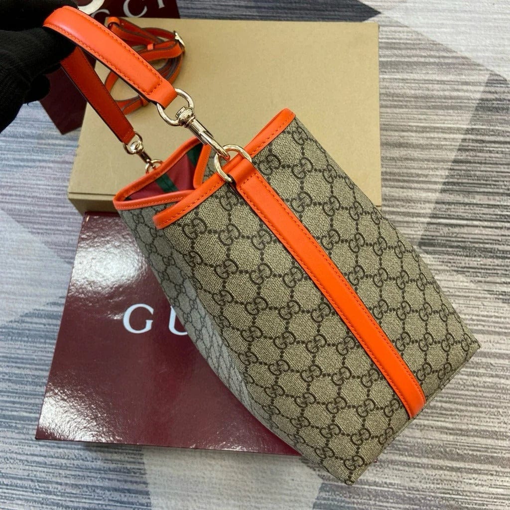 Gucci – Medium GG Emblem Bucket Tasche