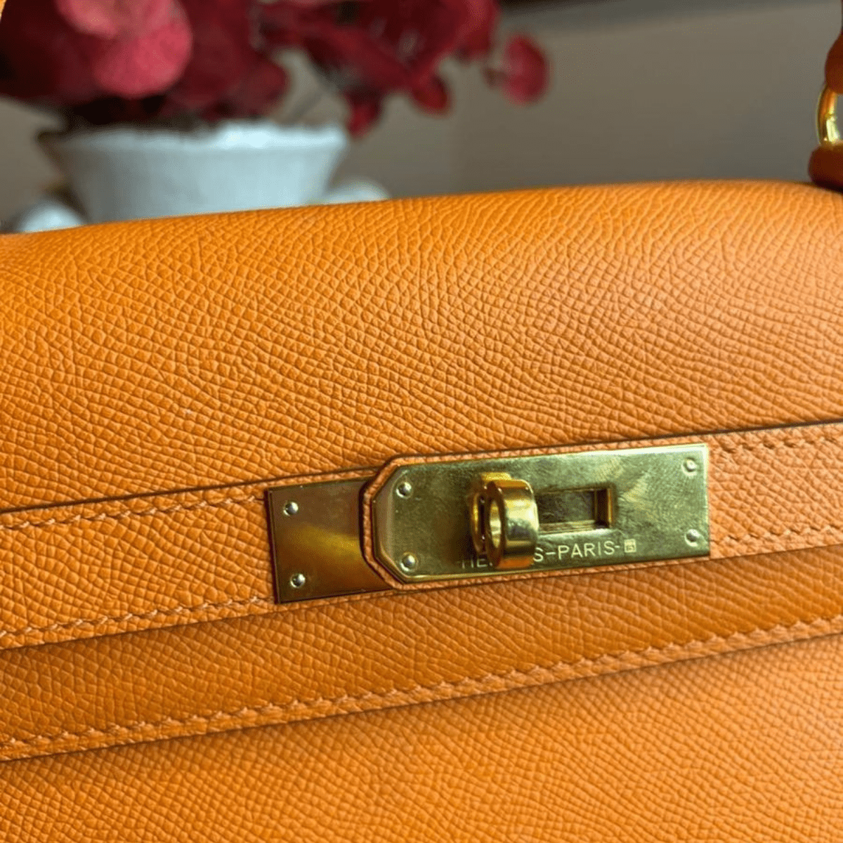 Hermès Kelly 25 Tasche mit goldener Hardware in Orange