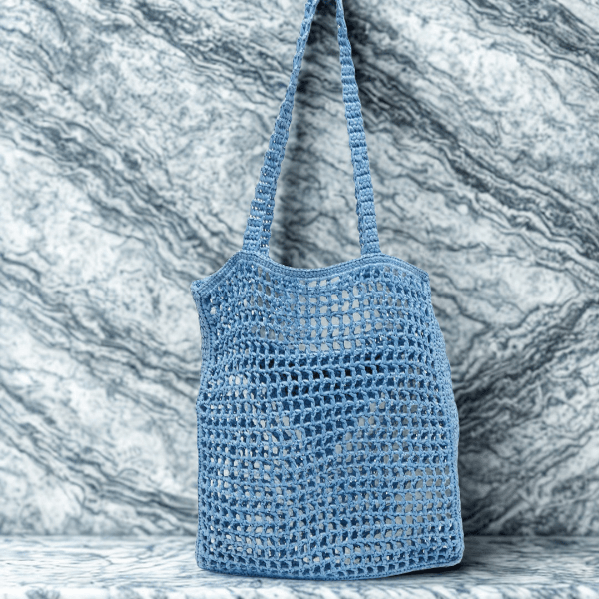 Prada – Shopper Bag aus Raffia mit gewebtem Logo (Blau)