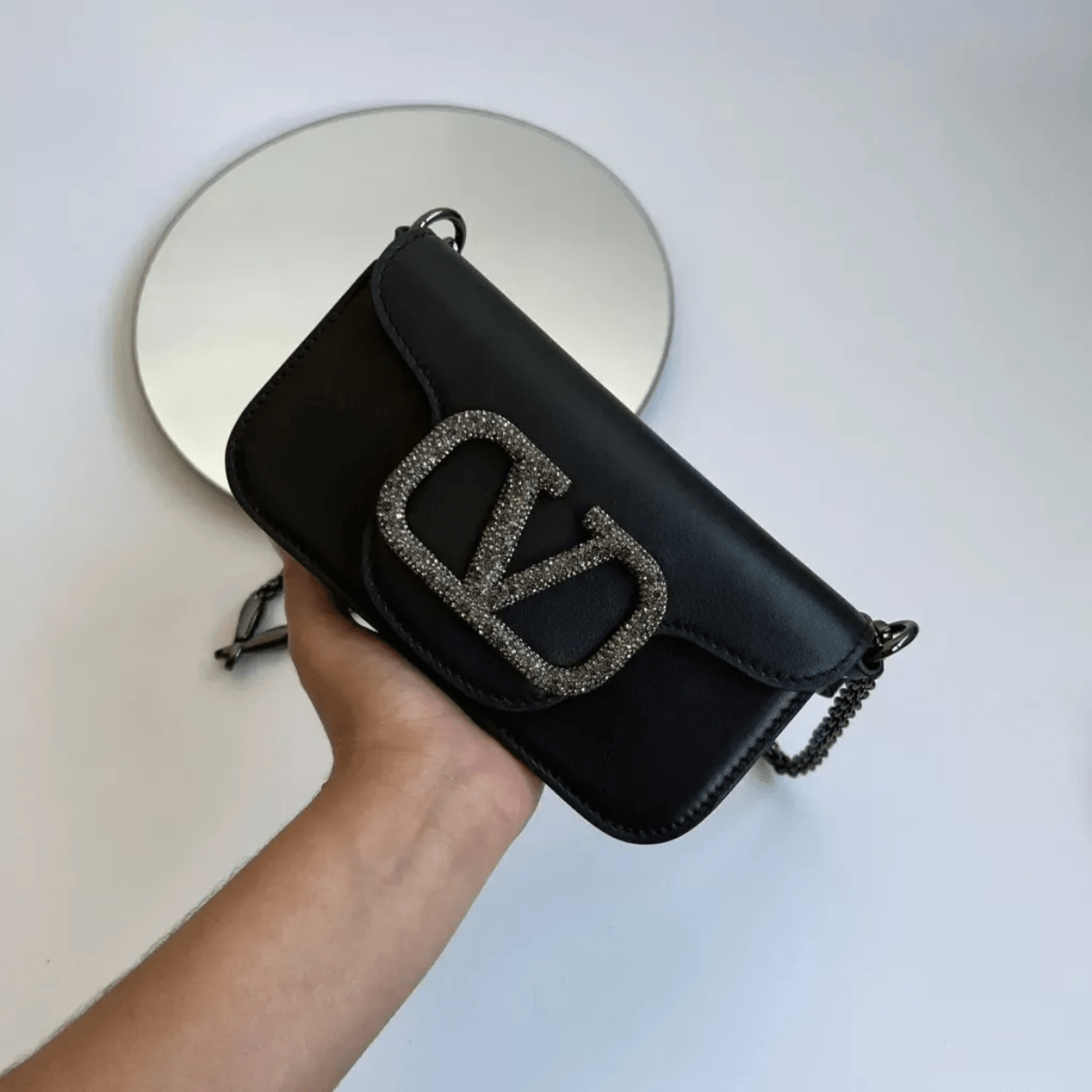 Valentino Garavani – Locò Small Schultertasche mit Kristall-Logo