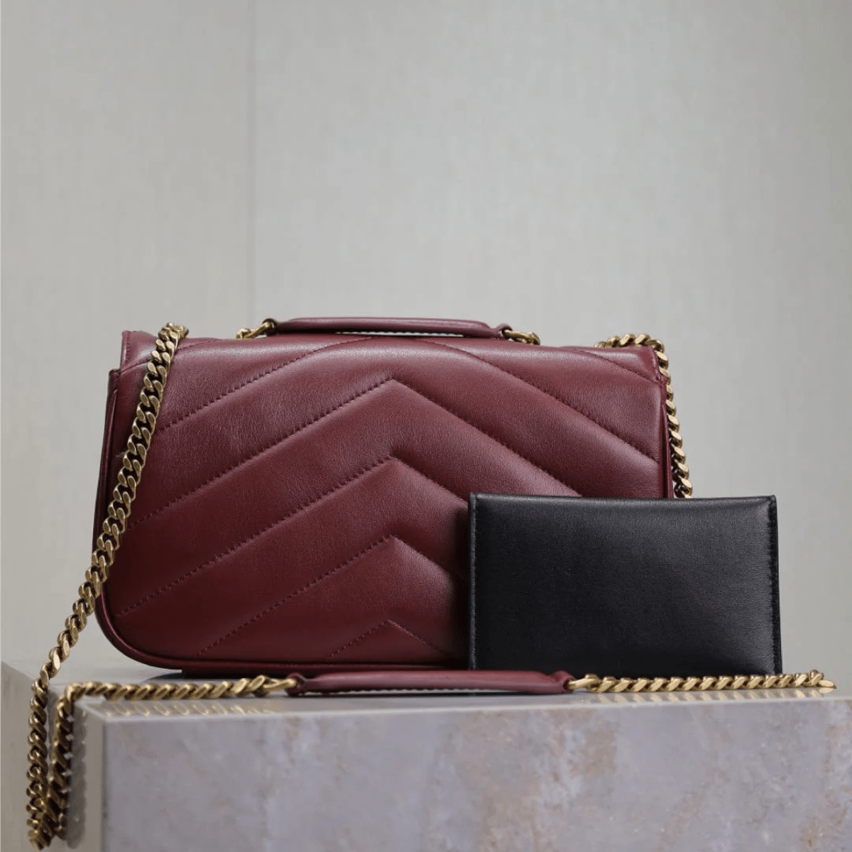 Saint Laurent – Loulou Small Matelassé Lammledertasche in Bordeaux