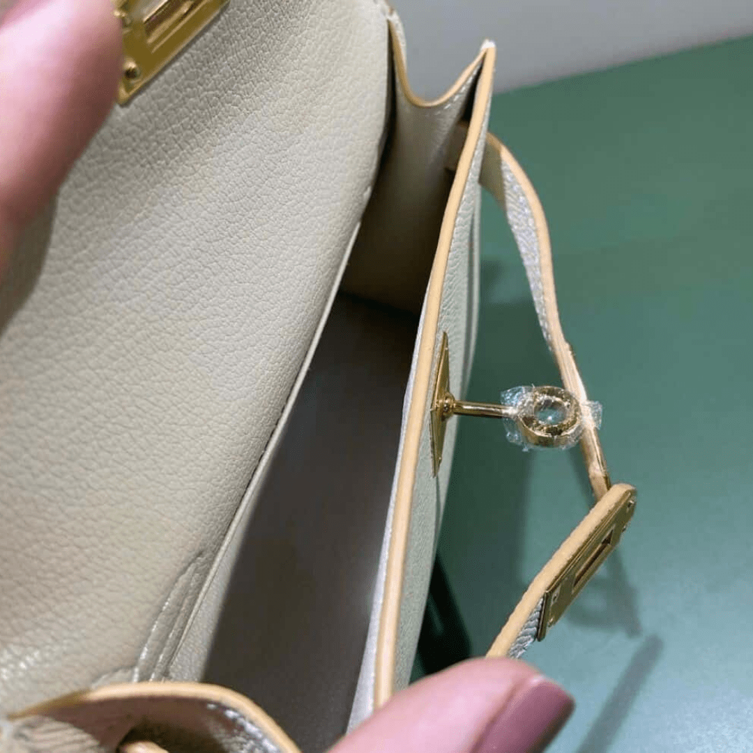 Hermès Kelly 20 Tasche mit goldener Hardware in Offwhite