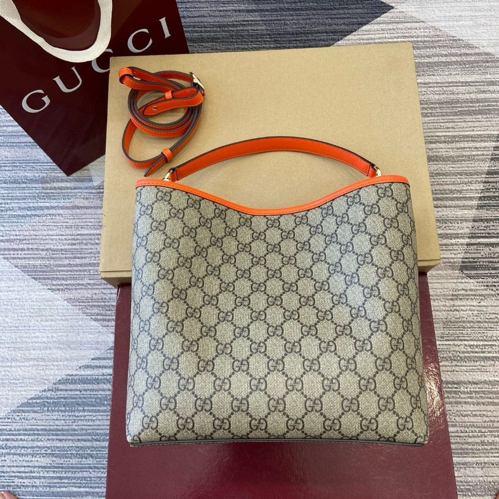 Gucci – Medium GG Emblem Bucket Tasche